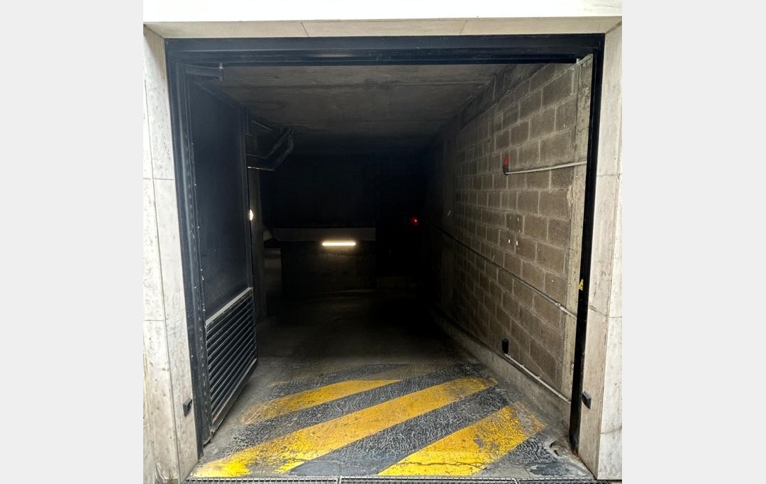 Annonces PUTEAUX : Garage / Parking | PARIS (75015) | 12 m2 | 120 &euro; 