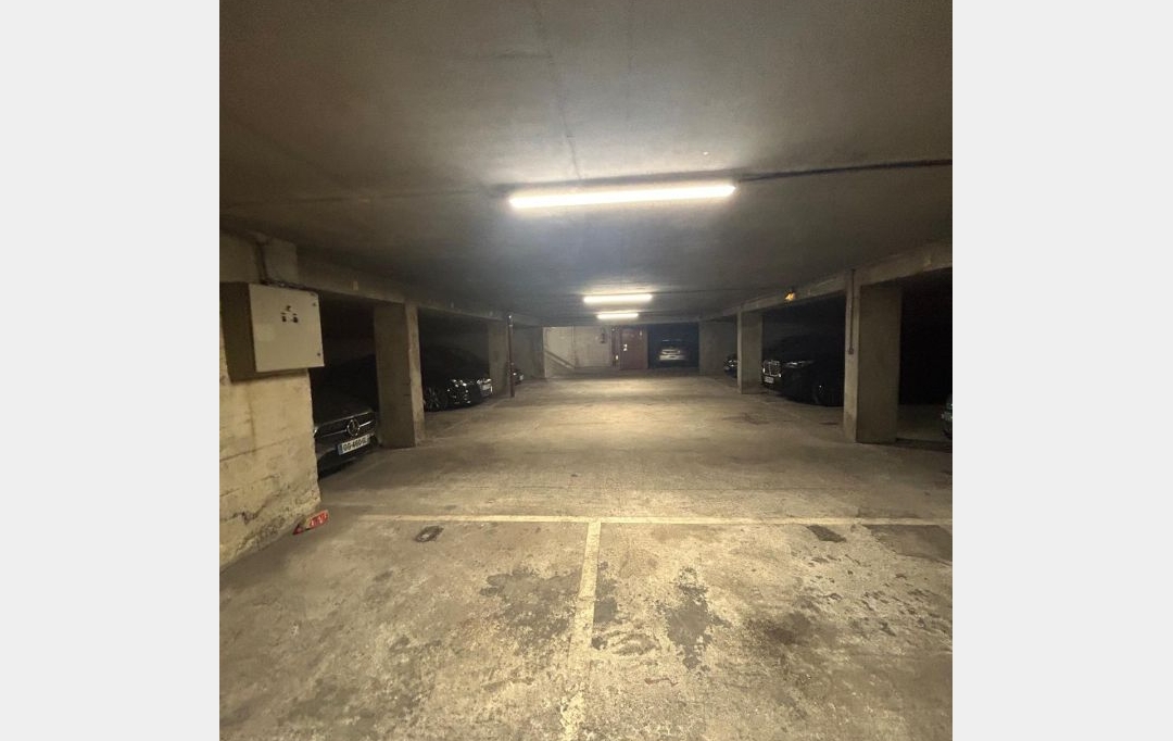 Annonces PUTEAUX : Garage / Parking | PARIS (75015) | 12 m2 | 120 &euro; 